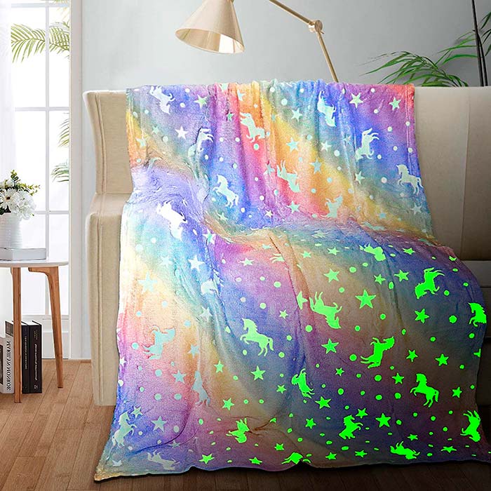 Η Glow Blanket είναι η τέλεια επιλογή για δώρο καθώς είναι πολύ χρήσιμη και τα παιδιά την αγαπούν γιατί λάμπει στο σκοτάδι!