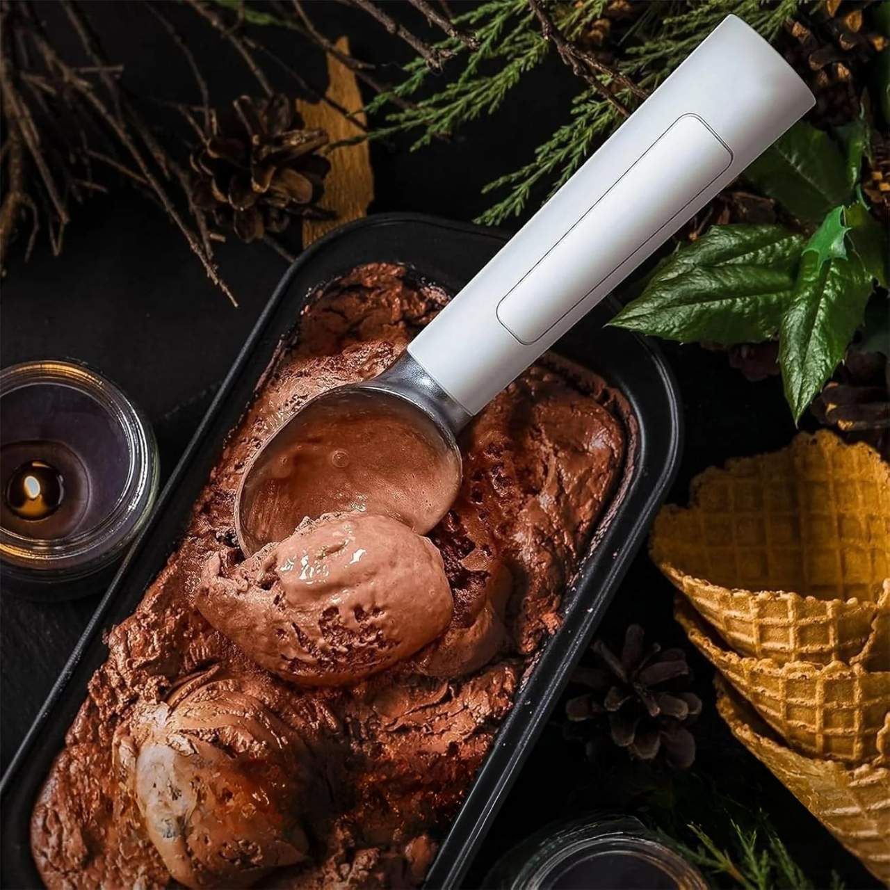 Χάρη στην έξυπνη θέρμανση, θα μπορείτε να σερβίρετε εύκολα ακόμα και το πιο σκληρό παγωτό κατευθείαν από την κατάψυξη.